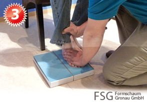 Um einen optimalen Abdruck zu erstellen, drückt der Orthopädietechniker den Fuß einige Zentimeter in den Schaum hinein